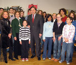 Landeshauptmann Mag. Franz Voves (Mitte) und Direktorin Mag. Elisabeth Fleischmann (2.v.l.) mit Schülerinnen und Schülern des GIBS. Landeshauptmann Mag. Franz Voves (Mitte) und Direktorin Mag. Elisabeth Fleischmann (2.v.l.) mit Schülerinnen und Schülern des GIBS.