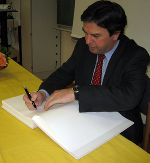 Landeshauptmann Mag. Franz Voves bei der Eintragung ins Gästebuch der Graz International Bilin-gual School. Fotos: Landespressedienst, Abdruck bei Quellenangabe honorarfrei. Landeshauptmann Mag. Franz Voves bei der Eintragung ins Gästebuch der Graz International Bilin-gual School. Fotos: Landespressedienst, Abdruck bei Quellenangabe honorarfrei.