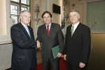 Landeshauptmann Mag. Franz Voves mit den beiden Landesamtsdirektoren Univ.-Prof. Dr. Gerhart Wielinger (links) und Dr. Gerhard Ofner. Foto: Robert Frankl Landeshauptmann Mag. Franz Voves mit den beiden Landesamtsdirektoren Univ.-Prof. Dr. Gerhart Wielinger (links) und Dr. Gerhard Ofner. Foto: Robert Frankl