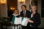 Ingrid Egger, Verein Zebra, Landeshauptmann Voves und Christine Anderwald. Foto: Landespressedienst