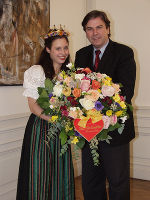 Die regierende Blumenkönig Waltraud I überraschte Landeshauptmann Mag. Franz Voves heute Mit-tag mit einem bunten Blumengruß zum bevorstehenden Valentinstag. Foto: Landespressedienst