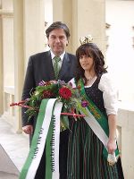 Landeshauptmann Mag. Franz Voves freute sich über den Blumengruß von Manuela I der Blumenkönigin der Steirischen Blumenstraße.
