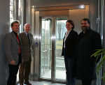 v.l.n.r.: Ing. Anton Prevolnik, Landesimmobiliengesellschaft, Bezirkshauptmann Dr. Werner Wurz-bach, Mag. Christine Klug, Leiterin der Abteilung 2 und Architekt Dipl.-Ing. Hans Baier bei der Er-öffnung des Liftes. Foto: Landespressedienst