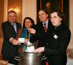 v.l.n.r.: Erster Landeshauptmann-Stellvertreter Hermann Schützenhöfer, Theresia Muhrer, Vorsitzende der Katholischen Frauenbewegung, Landeshauptmann Mag. Franz Voves und Mag. Angela Lienhart, Vorsitzende der Aktion Familienfasttag beim Benefizsuppenessen.