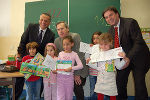 Landeshauptmann Franz Voves,  der Präsident des Steirischen Zivilschutzverbandes, Walter Kröpfl, und der Landesdirektor der Wiener Städtischen, Gerald Krainer, umringt von Taffelklasslern der Grazer Volksschule Peter Rosegger (von rechts). Foto: Fachabteilung 7B