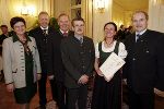 Bauernbundobmann Gerhard Wlodkowski (Dritter von links) und Landesrat Johann Seitinger (ganz rechts) mit Ausgezeichneten bei der Selchwarenprämierung 2007 im Weißen Saal der Grazer Burg. Foto: Peter Manninger