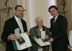 Die beiden neuen Träger des großen Goldenen Ehrenzeichens des Landes Steiermark, Superintendent Mag. Hermann Miklas und Superintendential-Kuratorin Eva Lintner mit Landeshauptmann Mag. Franz Voves. Foto: Frankl Die beiden neuen Träger des großen Goldenen Ehrenzeichens des Landes Steiermark, Superintendent Mag. Hermann Miklas und Superintendential-Kuratorin Eva Lintner mit Landeshauptmann Mag. Franz Voves. Foto: Frankl