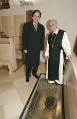 LH Voves und Abt Petrus Steigenberger beim „Sichtfenster" in das Stiftergrab der renovierten Marienkapelle. Foto: Frankl