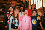 v.l.n.r.: Sabine, Laura, Nadine und Kilian (vorne) genossen die Märchenstunde mit Kulturlandesrat Dr. Kurt Flecker, DDr. Gabriele Russ, Leiterin der Abteilung 9 – Kultur und Bildungslandesrätin Dr. Bettina Vollath. Foto: Landespressedienst