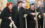 v.l.n.r.: Staatssekretärin Heidrun Silhavy, Landeshauptmann Mag. Franz Voves, der Leobner Finanz-stadtrat Harald Tischhardt, der chinesische Botschafter Yonghua LU und der Leobner Bürgermeister Matthias Konrad beim Spatenstich zum Wellnesscenter Asia Spa. Foto: Landespressedienst v.l.n.r.: Staatssekretärin Heidrun Silhavy, Landeshauptmann Mag. Franz Voves, der Leobner Finanz-stadtrat Harald Tischhardt, der chinesische Botschafter Yonghua LU und der Leobner Bürgermeister Matthias Konrad beim Spatenstich zum Wellnesscenter Asia Spa. Foto: Landespressedienst