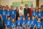 Landesrätin Dr. Bettina Vollath, Landeshauptmann Mag. Franz Voves und Klubobmann Walter Kröpfl sowie Organisatoren und Sponsoren der Kindersicherheitsolympiade 2007 mit dem Vorjahressieger, den Schülern der Volksschule Burgau.