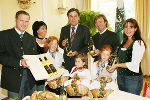 Landeshauptmann Franz Voves mit den beiden Most-Produzenten Günter Brunner und Martin Mausser bei der Verkostung des „Steirermosts". Foto: Landespressedienst