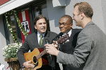 Voves singt mit Anyanwu und einem Zivildiener einen Beatles Song.  Fotos Frankl