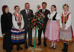 Drei junge Tänzerinnen mit Polens Honorarkonsul Landesamtsdirektor a.D. Dr. Gerold Ortner, Europa-Fachabteilungsleiter Mag. Ludwig Rader und der Leiterin der Tanzgruppe, Krystina Koziolek.