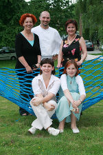 v.l.n.r.: Catrin Purkarth, Sozialpädagogin, Mag. Bettina Bickel, Psychologin (vorne), Dr. Gerhild Struklec-Penaso, Leiterin von „aufwind“, Markus Eder, Küchenchef und Mag. Ulrike Buchacher, Lei-terin der Fachabteilung 11B – Sozialwesen beim ersten Tag der offenen Tür. Foto: Landespressedienst