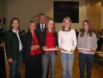 Landesrätin Dr. Bettina Vollath, Hauptschuloberlehrerin Elisabeth Zgubic-Koiner und Landesschul-ratspräsident Bundesrat Mag. Wolfgang Erlitz mit Preisträgerinnen der Hauptschule Murau