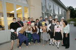 Studentinnen und Studenten des Schauspielinstituts der Kunstuniversität Graz mit Landeshauptmann Voves, Regisseur Richter (beide Mitte) und Organisatorin Deutsch-Schreiner (rechts außen) bei der gestrigen „Sommernachtstraum“-Premiere im Grazer Burggarten. Foto: Frankl