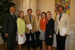 von links: Präsident des Landesschulrates für Steiermark, Mag. Wolfgang Erlitz, Landesrätin Dr. Bettina Vollath, Landeshauptmann Mag. Franz Voves, Landeshauptmann-Stellvertreter Hermann Schützenhöfer, stellvertretende Landesschulratspräsidentin Elisabeth Meixner, Landesrätin Mag. Kristina Edlinger-Ploder und Univ.-Prof. Dr. Bernd Schilcher im Regierungssitzungszimmer der Grazer Burg.  Foto: Landespressedienst