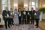 von links: Bürgermeister a.D. Franz Viertbauer, Brigitte und Josef Radler, Gerhard Hofstätter, Ferdinand Rieser, Michael Mannsbart, Landeshauptmann Mag. Franz Voves und Dietmar Kargl. Foto Robert Frankl 