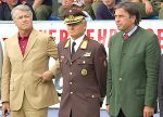 v.l.n.r.: Landesamtsdirektor Dr. Gerhard Ofner, Landesbranddirektor Albert Kern und Landeshaupt-mann Mag. Franz Voves bei der feierlichen Eröffnung des 37. Landesfeuerwehrjugendleistungsbewer-bes in Kindberg. Foto: BFV Mürzzuschlag