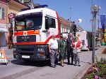 Rotkeuz-Mitarbeiter Günter Cartschenko, Landeshauptmann Waltraud Klasnic, Rokreuz-Präsident Univ.-Prof. Dr. Werner List und eine junge Rotkreuz-Mitarbeiterin vor dem neuen Sanitätscontainer. Foto: Rotes Kreuz (August Bäck). Rotkeuz-Mitarbeiter Günter Cartschenko, Landeshauptmann Waltraud Klasnic, Rokreuz-Präsident Univ.-Prof. Dr. Werner List und eine junge Rotkreuz-Mitarbeiterin vor dem neuen Sanitätscontainer. Foto: Rotes Kreuz (August Bäck).