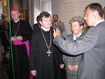 Landeshauptmann Waltraud Klasnic mit dem Leiter des Landesmuseum Joanneum Dr. Wolfgang Muchitsch, dem Abt des Benediktinerstiftes Admont Bruno Hubl und Diözesanbischof Dr. Egon Kapellari vor der heimgekehrten Admonter Madonna. Foto: Landespressedienst