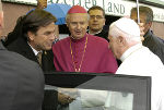 Von links: Landeshauptmann Franz Voves und Bischof Egon Kapellari begrüßen Papst Benedikt XVI. in Mariazell. Foto: Militärkommando Steiermark Von links: Landeshauptmann Franz Voves und Bischof Egon Kapellari begrüßen Papst Benedikt XVI. in Mariazell. Foto: Militärkommando Steiermark