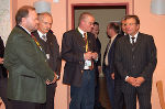 Innenminister Günther Platter (rechts) wird von der Einsatzführung, dem Leiter der Fachabteilung für Katastrophenschutz, Kurt Kalcher, Sicherheitsdirektor Josef Klamminger und dem Bezirkshauptmann von Bruck, Bernhard Preiner (v.l.), von der aktuellen Lage informiert. Foto: Land Steiermark