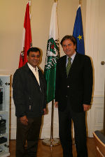 (v.l.:) Pater Vincent Mondol aus Nepal mit Landeshauptmann Mag. Franz Voves heute Vormittag (26.9.) in der Grazer Burg. Foto Landespressedienst