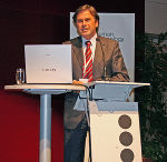 Landeshauptmann Mag. Franz Voves begrüßt die Teilnehmer der Zukunftskonferenz „business injection" der Human.technology. Styria GmbH. im Audimax der Fachhochschule Joanneum. Foto: Landespressedienst