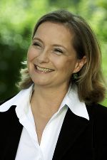 Familienlandesrätin Dr. Bettina Vollath sieht die neue Broschüre „Gleiches Recht für beide“ als rechtlichen Wegweiser für alle Steirerinnen und Steirer. Foto KK: Abdruck bei Quellenangabe honorarfrei.