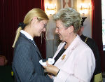 LH Waltraud Klasnic überreicht Dr. Petra Verdino den Ehrenring, Foto Gerhard Dusek  