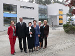 v.l.n.r.: Dir. Annemarie Trummer, Dr. Dietmar Müller, Leiter der Fachabteilung 8A Sanitätsrecht und Krankenanstalten, Dir. Maria Glawogger, Dir. Ida Brugger, Mag. Notburga Erlacher und Lieselotte Egger, Mitarbeiterinnen der Fachabteilung 8A, vor dem Neuzubau des Landesinternates. Foto: Fachabteilung 8A