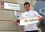 Der malende Mediziner und Aktionskünstler Dr. Clemens Krauss bei der Umbenennung des Grazer Hauptplatzes in „Am Johann“. Foto: Landespressedienst