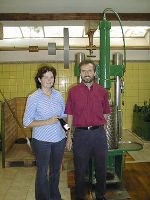 Das Kürbiskernöl bekommt Konkurrenz vom Traubenkernöl: Ölmühlenbesitzer Robert Fandler (rechts) mit Tocher Julia Fandler. Foto: Fandler