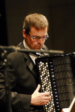 Der neue Rektor Univ.-Prof. Dr. Georg Schulz bot dem Festpublikum bei seiner Inauguration einen musikalischen Ohrenschmaus auf seinem Akkordeon. Foto: Wenzel 