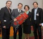 Die Festival-Organisatoren Robert Schauer und Barbara Koren-Tauscher, der Grazer Kulturstadtrat Werner Miedl und Landeshauptmann Mag. Franz Voves bei der Eröffnung des 19. Berg- und Abenteuerfilmfestivals im Grazer Congress. Foto: Heimo Binder