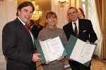 v.l.n.r.: Landeshauptmann Mag. Franz Voves, Dr. Anne-Marie Miörner Wagner und Univ. Prof. Dr. Karl Harnoncourt bei der Verleihung heute Mittag in der Grazer Burg. Foto Leodolter