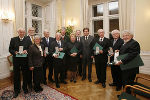 (von links): Dr. Heinz Kopetz, Dr. Horst Lattinger, Barbara Faulend-Klauser, Dr. Horst Sigl, Max Wratschgo, Landtagsabgeordneter a.D. Kurt Tasch, Dr. Anna Rieder, Mag. Johann Stadteler, Landeshauptmann Mag. Franz Voves, Dr. Dieter Strenitz, Mag. Wilfried Seipel, Univ.-Prof. DDr. Karl Haidmayer. (Univ.-Prof. Paschen hatte die Feierstunde bereits verlassen).  Foto: Robert Frankl 