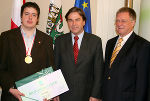 v.l.n.r.: Maler-Weltmeister Michael Tobisch, Landeshauptmann Mag. Franz Voves, und Peter Mühlbacher, Präsident Wirtschaftskammer Steiermark, bei dem Empfang in der Grazer Burg. Foto: Landespressedienst Abdruck bei Quellenangabe honorarfrei 