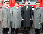 v.l.n.r.: Landesfeuerwehr- kommandant Albert Kern und Landeshauptmann Mag. Franz Voves präsentierten die Einsatzstatistik der steirischen Feuerwehren. LH Voves übergab der Feuerwehr außerdem im Grazer Burghof drei neue Fahrzeuge. v.l.n.r.: Landesfeuerwehr- kommandant Albert Kern und Landeshauptmann Mag. Franz Voves präsentierten die Einsatzstatistik der steirischen Feuerwehren. LH Voves übergab der Feuerwehr außerdem im Grazer Burghof drei neue Fahrzeuge.