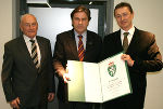 v.l.n.r.: DI Erwin Wendl, Gründer des Zivil-Ingenieur-Büros Wendl, Landeshauptmann Mag. Franz Voves und DI Robert Wendl, Geschäftsführer Wendl ZT GmbH, bei der Verleihung des Steirischen Landeswappens. Foto: Landespressedienst v.l.n.r.: DI Erwin Wendl, Gründer des Zivil-Ingenieur-Büros Wendl, Landeshauptmann Mag. Franz Voves und DI Robert Wendl, Geschäftsführer Wendl ZT GmbH, bei der Verleihung des Steirischen Landeswappens. Foto: Landespressedienst