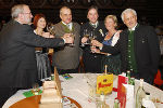 v.l.n.r.: Bezirkshauptmann Dr. Wolfgang Thierrichter mit Gattin Karin, Fürst Karl von Schwarzenberg, Tschechischer Außenminister, LH Mag. Franz Voves mit Gattin Ingrid und LAbg. Johann Bacher beim Steirertisch am Steirerball.  Foto Peter Haselmann