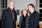 v.l.: Literat Gerhard Roth mit Ingrid und Landeshauptmann Mag. Franz Voves bei der Eröffnung der Vernissage „Orkus“ – Im Schattenreich der Zeichen. Foto: Retzhof v.l.: Literat Gerhard Roth mit Ingrid und Landeshauptmann Mag. Franz Voves bei der Eröffnung der Vernissage „Orkus“ – Im Schattenreich der Zeichen. Foto: Retzhof