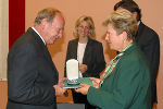 Landeshauptmann Waltraud Klasnic zeichnet Dr. Klaus Wenger aus.  Foto: Kolaric.