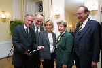 (von links): Univ.-Prof. Dr. Wolf Rauch, Univ.-Prof. Dr. Erich Hödl, Rektor der TU Graz, Landesrätin Mag. Kristina Edlinger-Ploder, Landeshauptmann Waltraud Klasnic und Univ.-Prof. Dr. Felix Unger. Foto: Gerhard Dusek.   