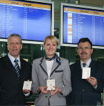 v.l.n.r.: Mag. Gerhard Widmann, Jasmin Kloiber und DDr. Burkhard Thierrichter direkt bei der Infostelle am Grazer Flughafen. 