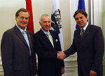 v.l.n.r.: Der ungarische Honorarkonsul Mag. Rudolf Roth und Botschafter Dr. Istvan Horvath erneu-erten am Dienstag die Einladung an Landeshauptmann Mag. Franz Voves zu einem Ungarn-Besuch mit einer steirischen Delegation. v.l.n.r.: Der ungarische Honorarkonsul Mag. Rudolf Roth und Botschafter Dr. Istvan Horvath erneu-erten am Dienstag die Einladung an Landeshauptmann Mag. Franz Voves zu einem Ungarn-Besuch mit einer steirischen Delegation.