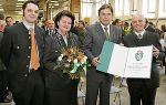 (v.l.n.r.)Landeshauptmann Mag. Franz Voves überreichte an Sohn Felix Rauscher, Marlies Rauscher und Hermann Rauscher das Steirische Landeswappen. Foto: Robert Frankl 