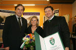 Landeshauptmann Mag. Franz Voves überreichte an Andreas Rauch und seine Gattin Gabriele das steirische Landeswappen. Foto Landespressedienst 